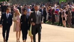 Семья Бекхэм и сэр Элтон Джон: гости на королевской свадьбе (видео) Семья Бекхэм и сэр Элтон Джон: гости на королевской свадьбе (видео)