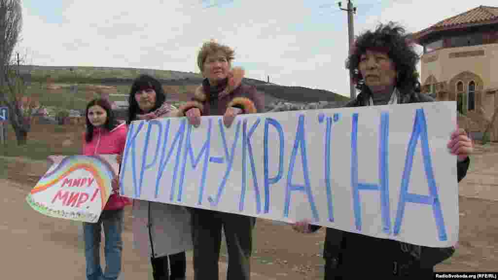 Вони вишикувалися вздовж Об'їзної дороги з українськими та російськими прапорами, жовтими і блакитними повітряними кульками.