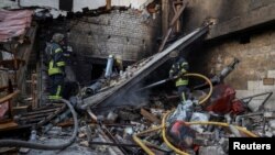 Рятувальники на місці російського обстрілу, Херсон, грудень 2023 року