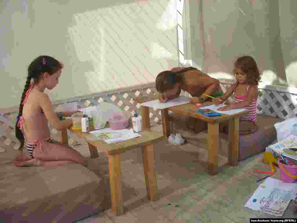 Для детей – зона творчества и аниматоры