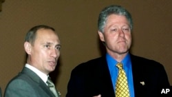 ვლადიმირ პუტინი (მარცხნივ) და ბილ კლინტონი 2000 წლის 15 ნოემბერს, მორიგი შეხვედრისას, ბრუნეიში