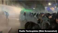პოლიციამ აქციის დაშლა დაიწყო.