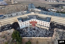 Аерофотознімок показує тисячі людей, які прийшли до в’язниці Седная, щоб звільнити її бранців після повалення режиму Асада. Сирія, 9 грудня 2024 року