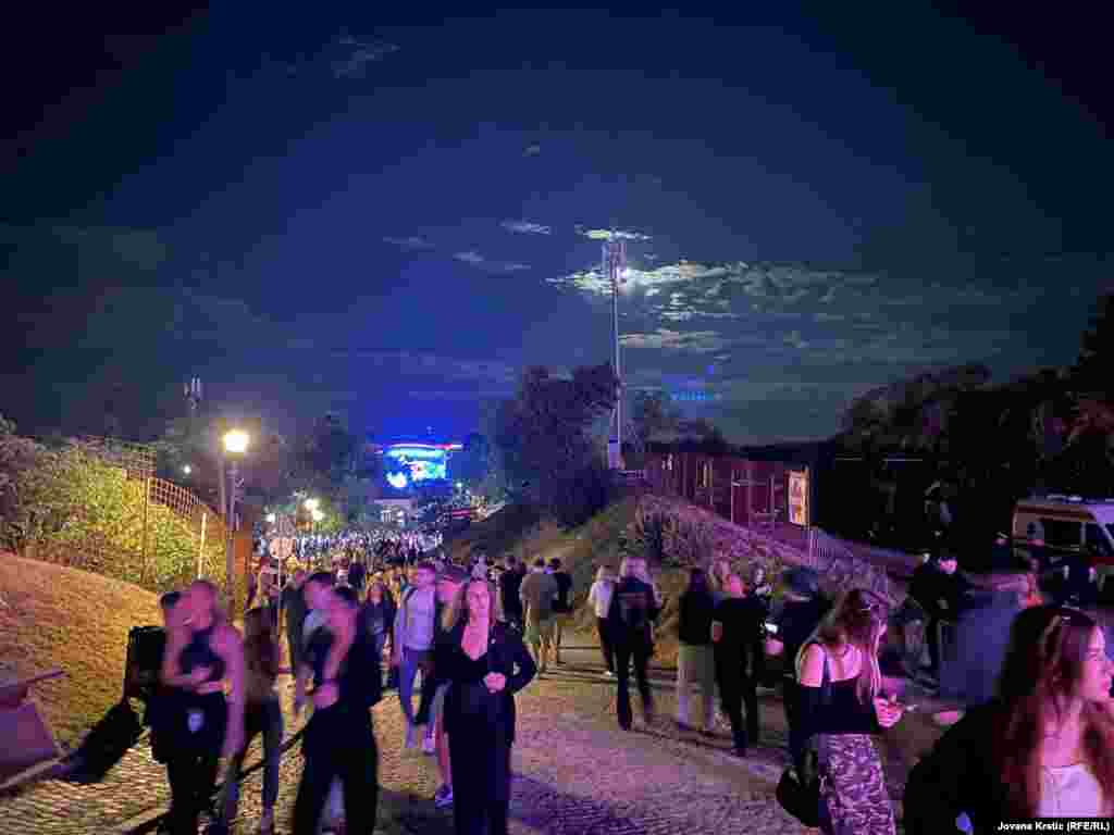 Festival se održava u jeku antivladinih protesta širom zemlje i, kako su organizatori ranije najavili, reč je o poslednjem Exit-u "u ovakvoj Srbiji".Tvrde da su suočeni sa pritiscima vlasti zbog podrške studentskim protestima.