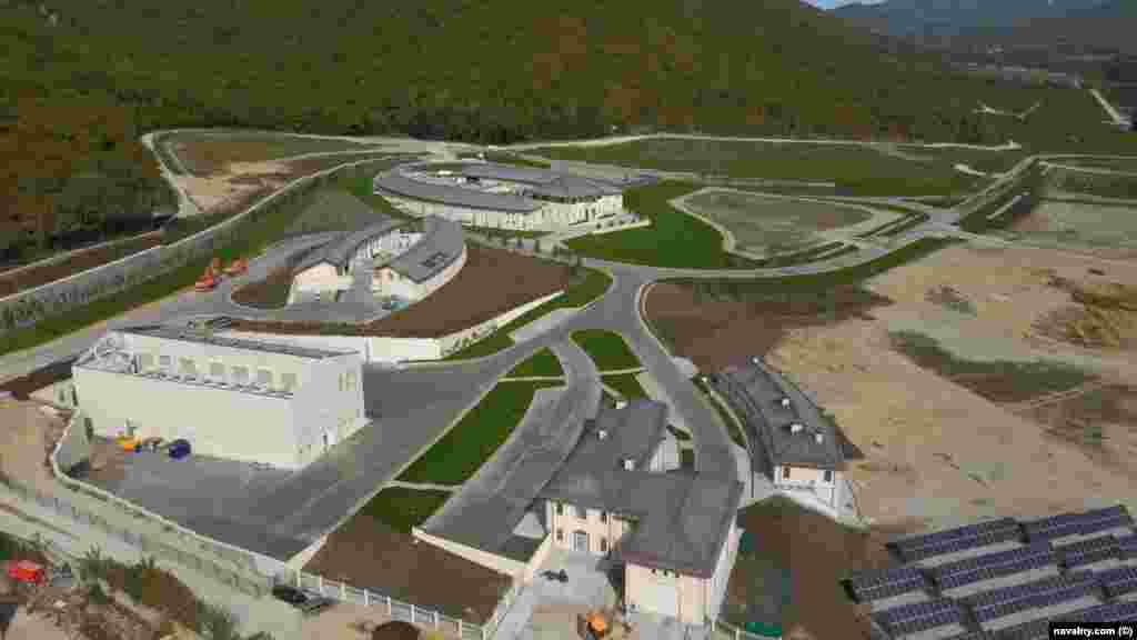 У дев'яти кілометрах на північ від основного об'єкта був розбитий другий виноградник. У грудні 2017 року місцевого еколога жорстоко побили невідомі чоловіки після його розслідування про незаконну вирубку лісу під час будівництва виноградника 