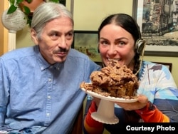 Галя Моррелл и ее муж инуит Оле Йорген Хаммекен в гостях у писателя Александра Гениса