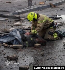 Троє рятувальників загинули у Києві рятуючи людей під час російської повітряної ракетно-дронової атаки. Київ, Україна. 6 червня 2025 року