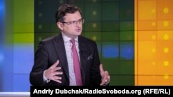 Кулеба зазначив, що реакція міжнародної спільноти дозволила уникнути ескалації, але «за словами мають йти дії»