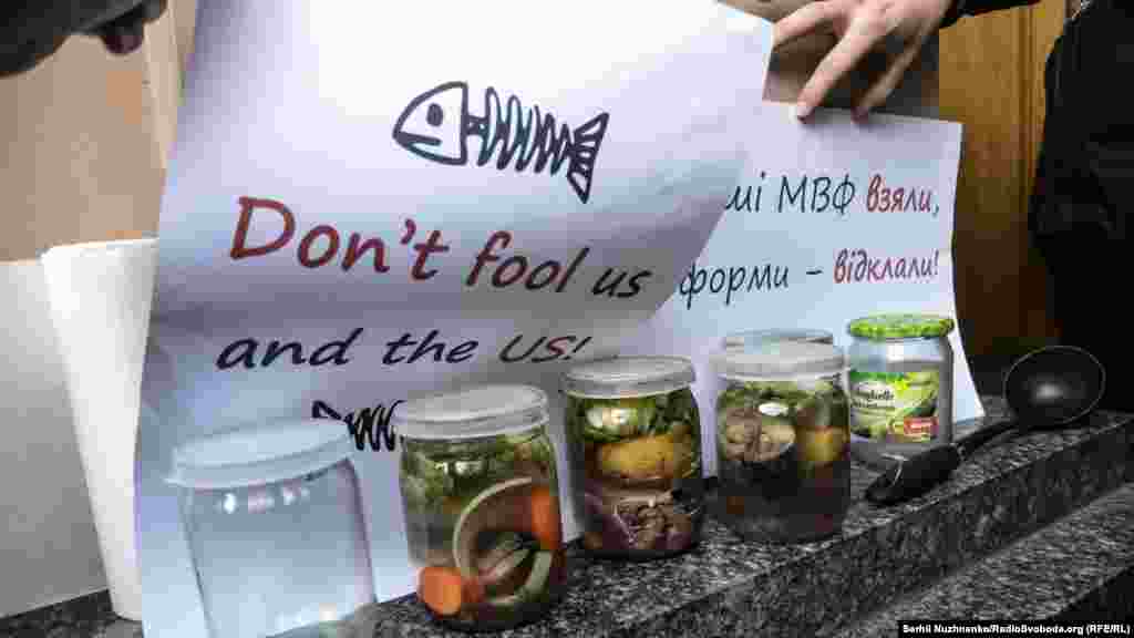 Активісти розлили юшку для всіх політичних сил, щоб передати депутатам у Верховній Раді.  