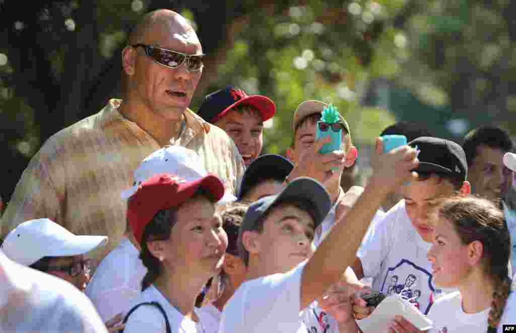 Теперь частными гостями «Артека» стали российские политики. Депутат Государственной думы России Николай Валуев среди детей, отдыхающих в лагере. Август 2014 года