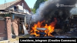 Рятувальники дістали тіло загиблої з-під руїн будинку, який потрощила російська артилерія. Фото ілюстративне 