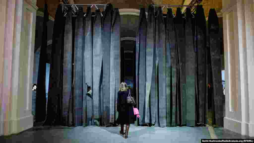 Роман Михайлов, «Кротова нора» 2016 року. Від автора: «Кротова нора» – синонім «чорної діри», пастки часопростору, на кордоні якої знаходиться горизонт подій, пастки, покинути яку неможливо...»