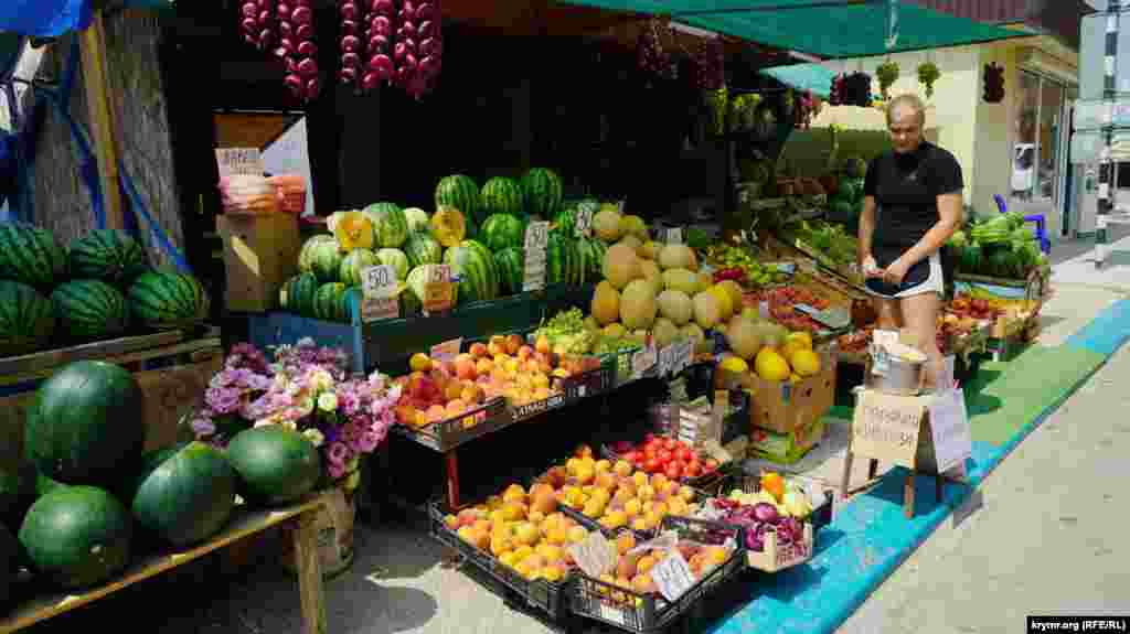 На местном рынке – разнообразие фруктов и овощей. За персики, урожай которых в этом году в Крыму довольно неплохой, в отличие от других косточковых, включая абрикосы и черешню, продавцы просят 80-100 рублей (от 30 до 35 грн) за килограмм
