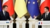 Президент України Володимир Зеленський (праворуч) і президент Франції Емманюель Макрон під час брифінгу за підсумками переговорів. Київ, 8 лютого 2022 року