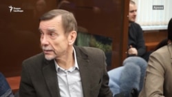 "Выкинули на улицу с четырьмя сумками" "Выкинули на улицу с четырьмя сумками"