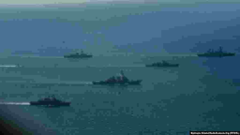 Великі кораблі попереду, менші – по флангах