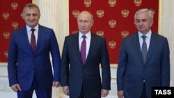Президент России Владимир Путин (в центре) и лидеры Абхазии Рауль Хаджимба и Южной Осетии Анатолий Бибилов, 24 августа 2018 года