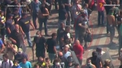 Радіо Свобода зафіксувало на відео людину, яка кидає гранату в силовиків під ВР Радіо Свобода зафіксувало на відео людину, яка кидає гранату в силовиків під ВР