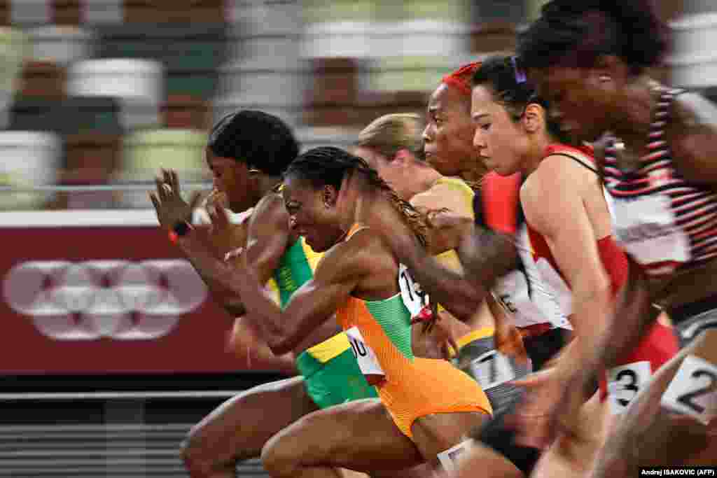 Марі-Жозе Та Лу (друга зліва) з Кот-д'Івуару біжить за перемогою у півфіналі 2 на 100 м серед жінок під час Олімпійських ігор у Токіо, 31 липня 2021 року