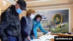 На одній з виборчих дільниць в Івано-Франківську, 25 жовтня 2020 року