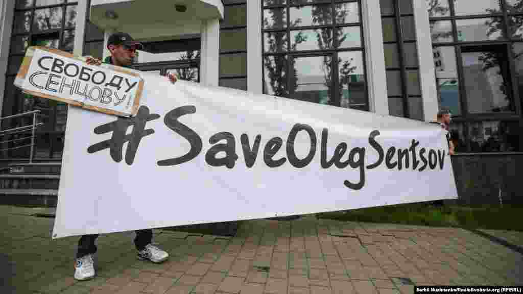 Активисты пришли с плакатами «SaveOlegSentsov», «Свободу Сенцову», «Artist, not a terrorist»
