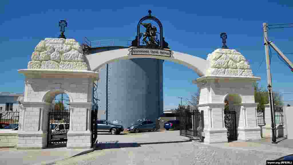 Въездные ворота парка, над которыми размещен Георгий Победоносец, копьем убивающий змея. Такой же символический Георгий Победоносец размещен на стелле в главном парке Севастополя – парке Победы