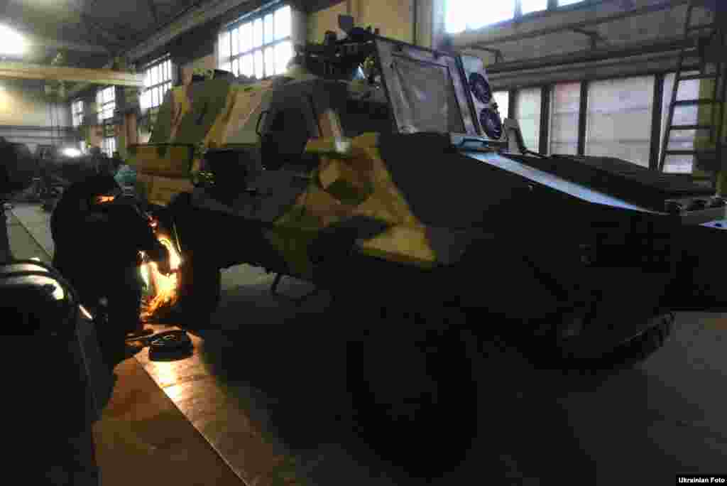 Працівники під час виробництва бронетранспортера «Дозор-Б» на Львівському бронетанковому заводі. Це перша вітчизняна військова техніка, яку вироблятиметься за стандартами НАТО. З цією метою у Львові керівництво ДК «Укроборонпром» та чеської компанії підписали Меморандум про співпрацю. Львів, 17 грудня 2015 року