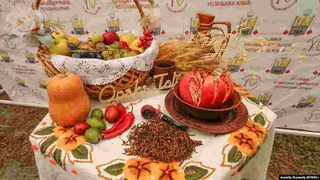 Дары осени, символизирующие Оракъ Тойу. В центре – кучка табака. В Крыму развитие промышленного табаководства во многом связывают с табачным магнатом, караимом по происхождению Иосифом Стамболи, который в начале прошлого века открыл в Феодосии первую табачную фабрику