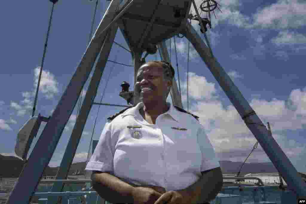 Зимаса Мабела – не просто женщина в морской форме. Она – единственная женщина-капитан, которая командует судном в южноафриканском флоте. Ее корабль «Умхлоти» находит и обезвреживает морские мины