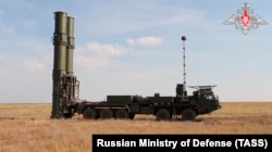 Зенітна ракетна система (ЗРС) С-500 перед виконанням випробувальних бойових стрільб по швидкісній балістичній цілі на полігоні «Капустин Яр», РФ, 2023 рік