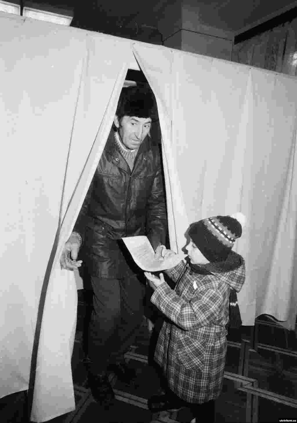 Подекуди й діти допомагали дорослим у виборі 