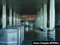 Порожні проходи безпеки всередині будівлі. Травень 2021 року