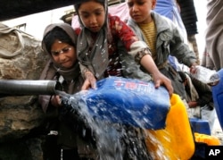 Točenje vode s javne česme (fotoarhiv)