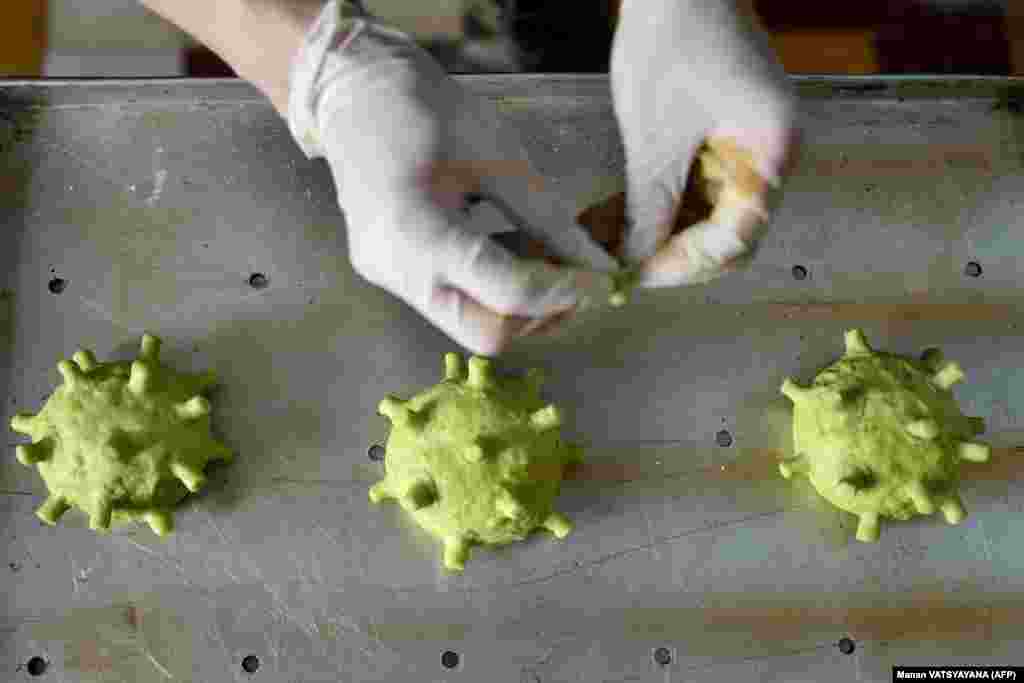 В'єтнамський кухар Дан Ван Ку надихнувся створити «Коронавірусні булочки» для бургерів. Фотографія зроблена в Ханої 26 березня