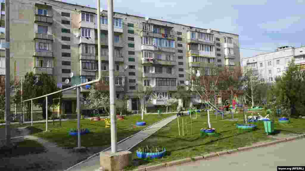 В самом поселке по-прежнему уютно, придомовая территория ухожена. Работают средняя школа, детсадик, несколько магазинов, ФАП (фельдшерско-акушерский пункт), гостиница АО «Юждорстрой». Судя по всему, внешний лоск поселка поддерживается и за счет «великого почина», то есть общекрымских субботников. За три последних года это уже стало неким трендом в Крыму.