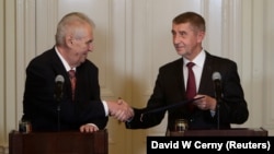 Милош Земан (слева) и Андрей Бабиш, 31 октября 2017 года