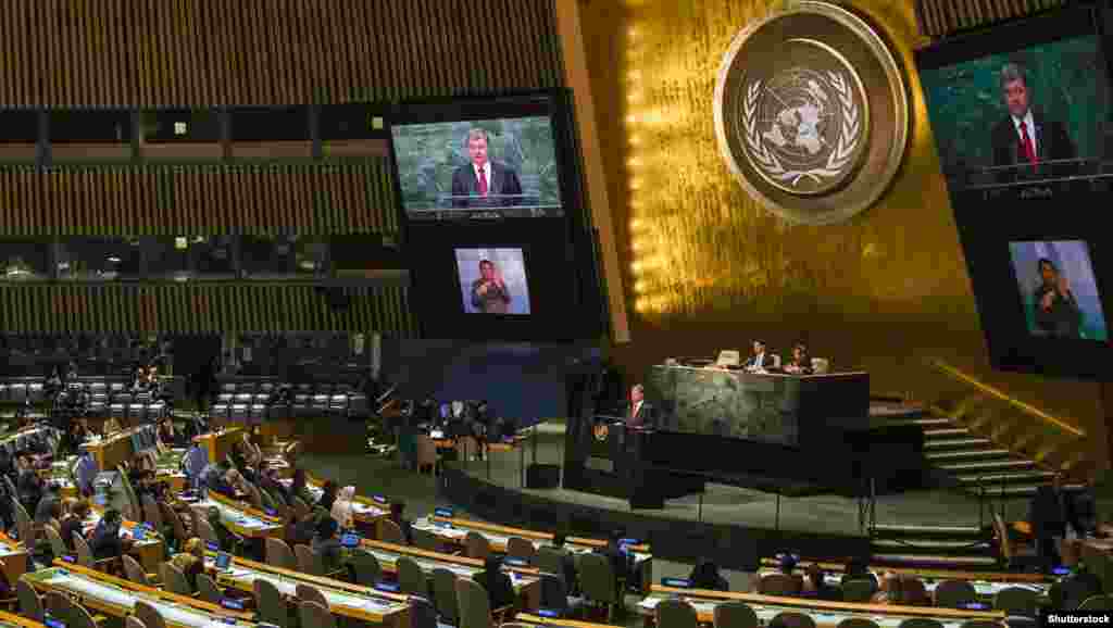 Президент України Петро Порошенко виступає на саміті щодо цілей сталого розвитку ООН, Нью-Йорк, 27 вересня 2015 року (©Shutterstock)