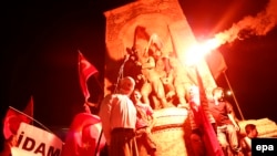 Сторонники Реджепа Эрдогана на ночном митинге в Стамбуле сжигают чучело Фетхуллаха Гюлена. 18 июля