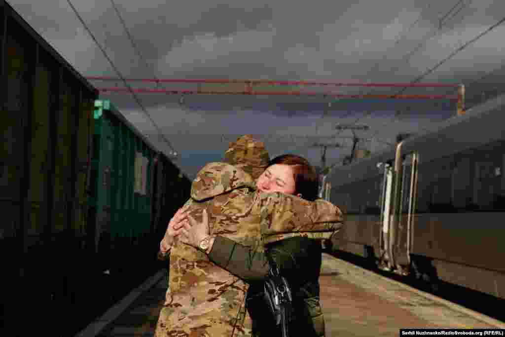 Краматорськ, лютий 2024 року. Зустріч на залізничному вокзалі. Це місце бачило багато сліз смутку і радості – тут люди зустрічаються та прощаються під час ротацій військових та евакуацій цивільних