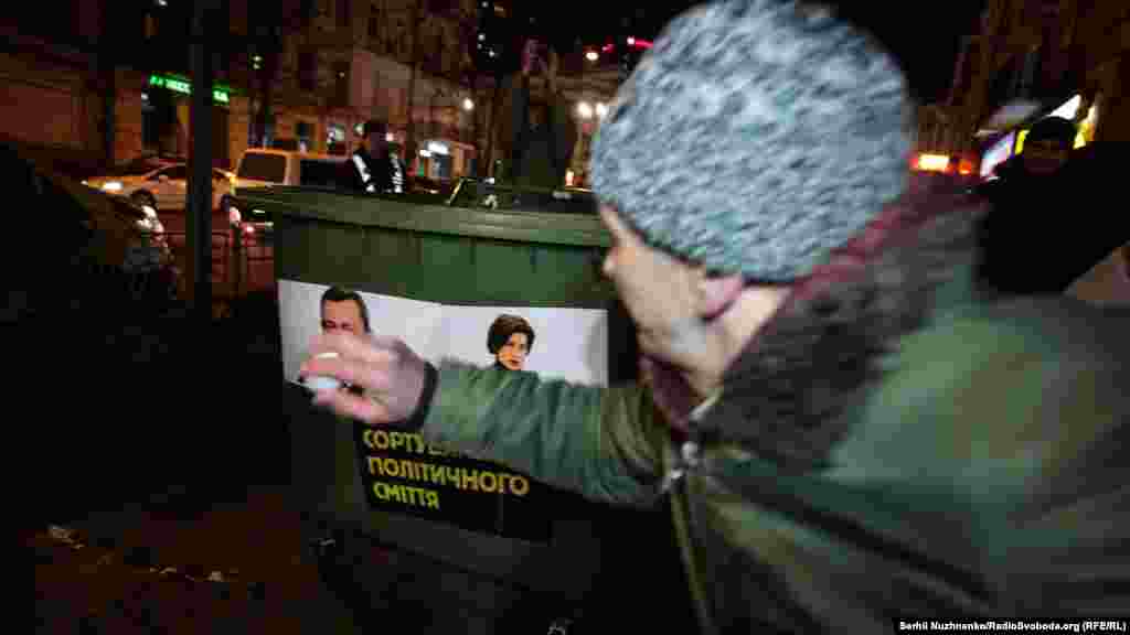 «Народна люстрація» – умовне позначення: манекени кинули в сміттєвий бак і закидали яйцями