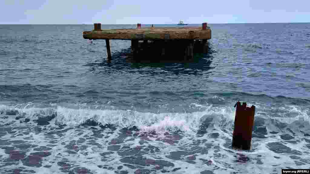 Несмотря на это, среди груды бетона и ржавого железа, здесь можно встретить отдыхающих разного возраста. Как люди проводят время на «Золотом пляже» – смотрите в нашей фотогалерее