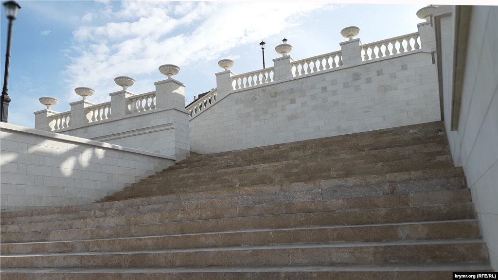 Новые ступени Большой Митридатской лестницы белеют под весенним солнцем. Во время «реконструкции» старые ступени исторической лестницы были демонтированы. Теперь керчане задаются вопросом: сможет ли «новодел» прослужить столько же, сколько служила Керчи историческая лестница, построенная в 1840 году по проекту архитектора Александра Дигби