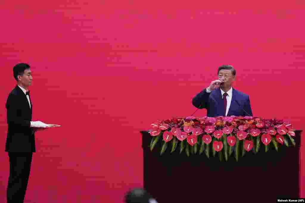 Kineski predsjednik ispija gutljaj pića na banketu nakon vojne parade.