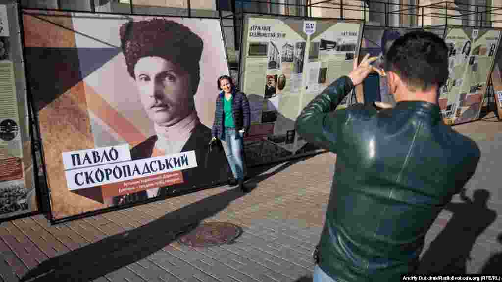 Іноземка. Наталія з Румунії. Подорожує. Цікавить історія України. На виставці випадково  