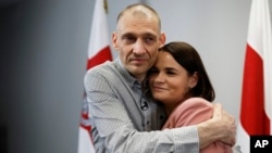 Bjeloruski opozicioni aktivista Serhej Tihanovski grli svoju suprugu, opozicionu liderku Svjetlanu Tihanovskaju, nakon što je pušten iz zatvora u junu.