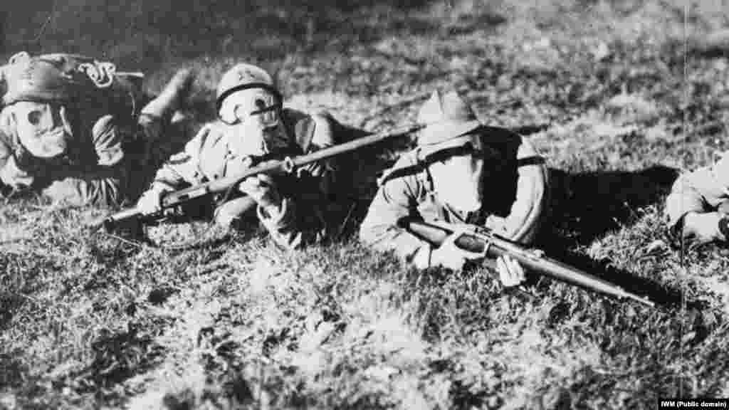 Итальянские «Ардити» или другие бойцы штурмового подразделения в противогазах