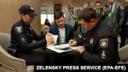 Поліцейські оштрафували кандидата у президенти Володимира Зеленського за демонстрацію на камери бюлетеня під час голосування, що є порушенням виборчого законодавства. Київ, 21 квітня 2019 року