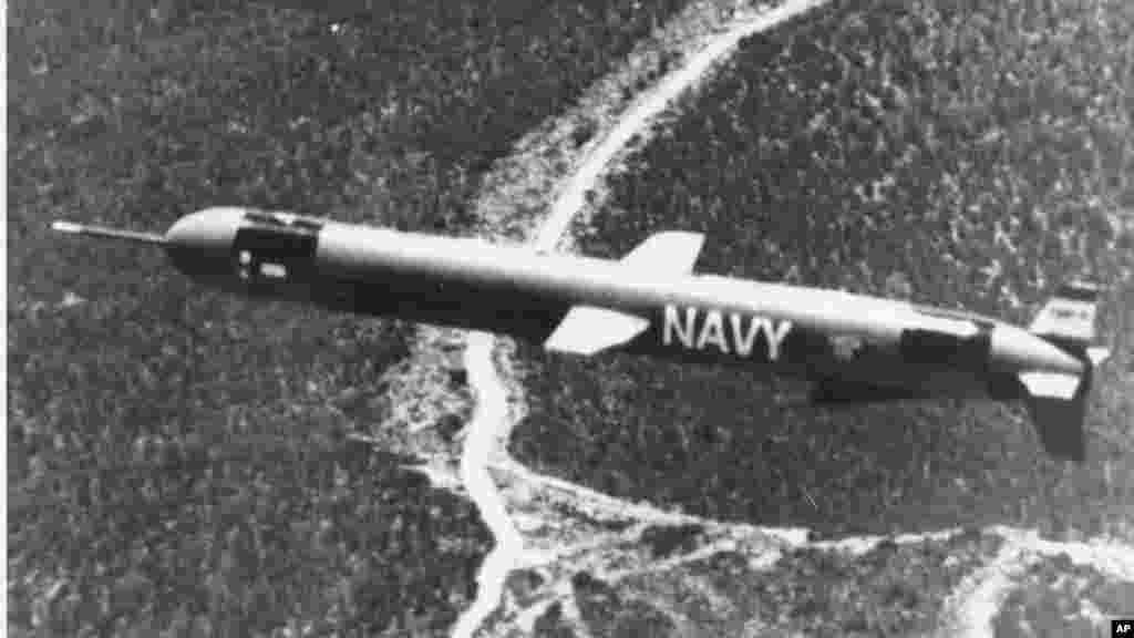 Rana verzija Tomahawk rakete testirana je iznad Novog Meksika 1976. godine.Tomahawk je razvijen 1970-ih godina, u jeku Hladnog rata i tenzija sa Sovjetskim Savezom. Ova krstareća raketa dizajnirana je da leti na velikim udaljenostima, dovoljno nisko da izbjegne većinu radara, a pri brzini putničkog aviona.