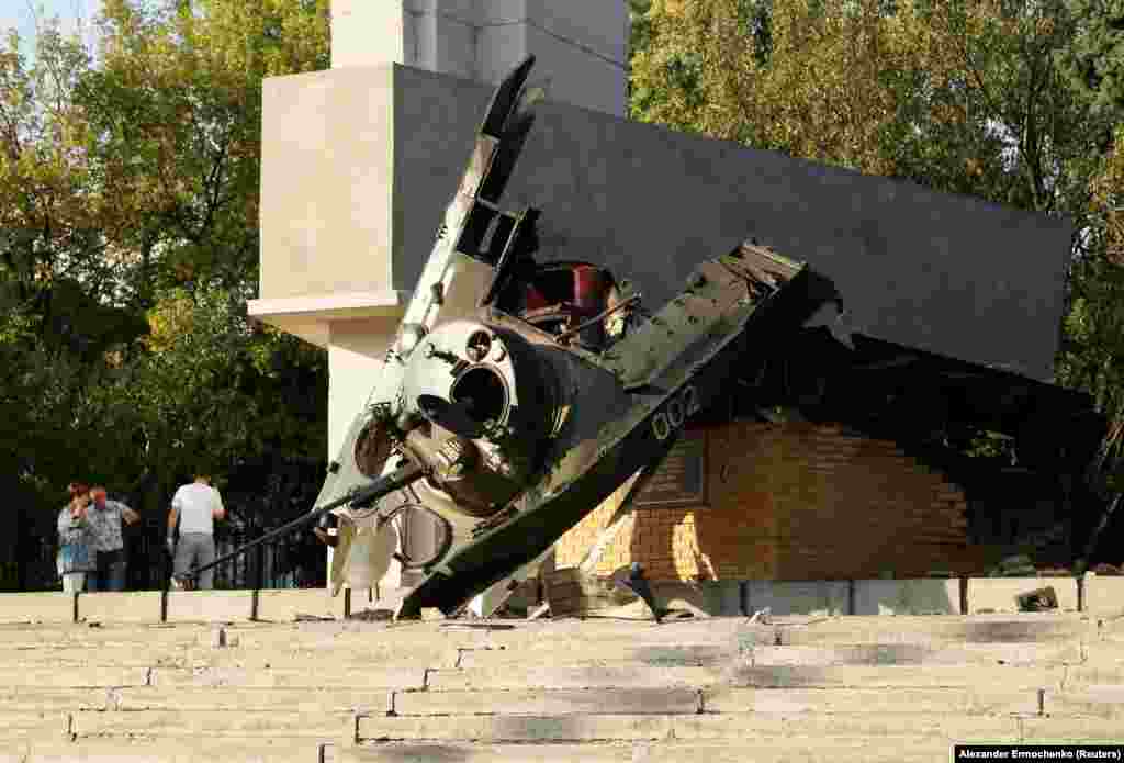Підірваний увечері 18 вересня пам’ятник «бойова машина десанту» в центрі окупованого Луганська, 19 вересня 2017 року БІЛЬШЕ ПРО ЦЕ