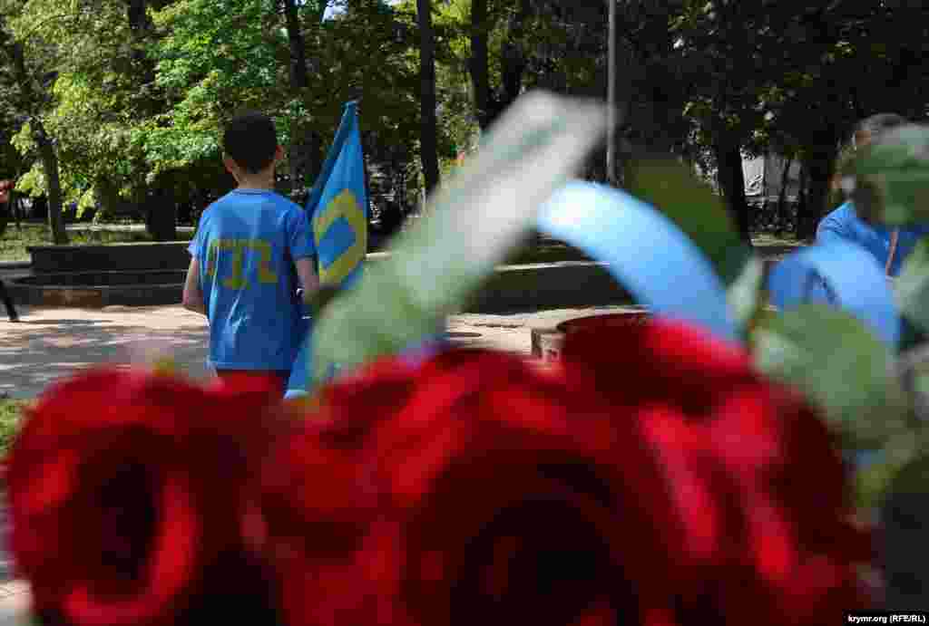 Рік 2015-й. Сімферополь, набережна Салгира. Російській владі півострова було недостатньо витіснити кримськотатарський мітинг 18 травня з центру міста на околицю. У цьому році вперше централізованого збору не було зовсім. 